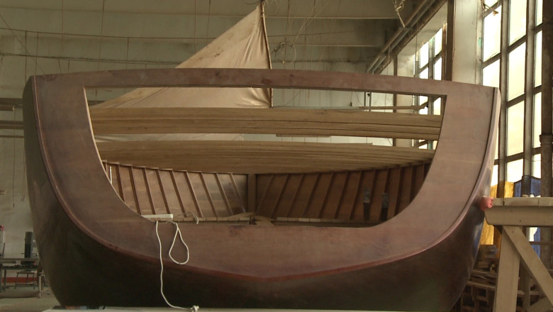 Velier mesterit manual. Ambarcatiunea de lux este construita din pin siberian, stejar si mahon Imagine