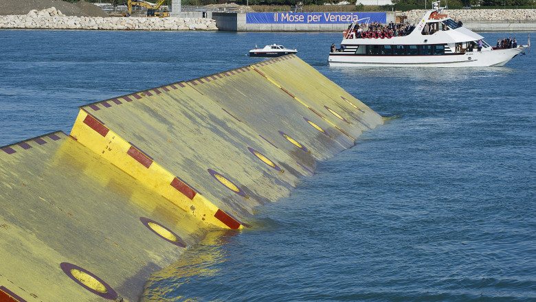 Venetia a activat sistemul MOSE anti-inundatii, dupa ce apa a depasit cu 170 de centimetri nivelul normal Imagine