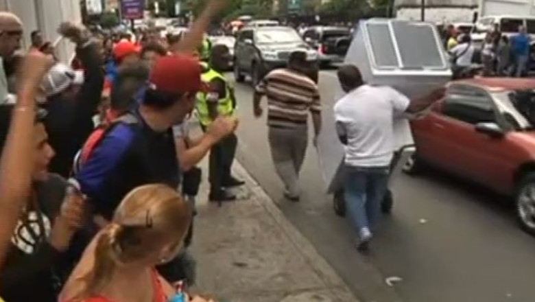 Venezuela. Presedintele Nicolas Maduro a fortat comerciantii sa scada preturile Imagine