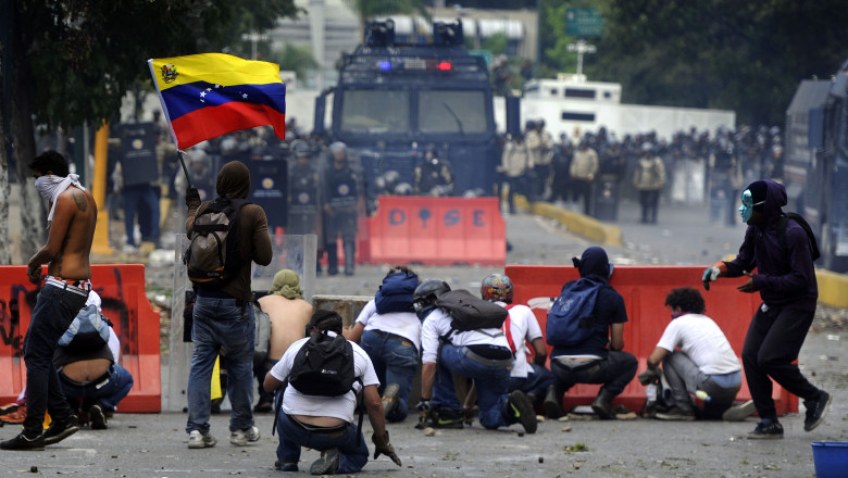 VENEZUELA. Trei persoane ucise in confruntarile dintre fortele de ordine si protestari Imagine