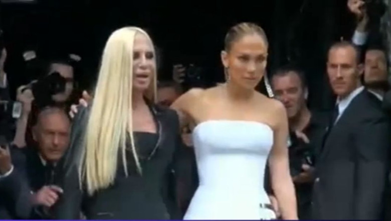 Versace a deschis Saptamana Modei la Paris. Jennifer Lopez a fost invitata speciala a casei de moda Imagine