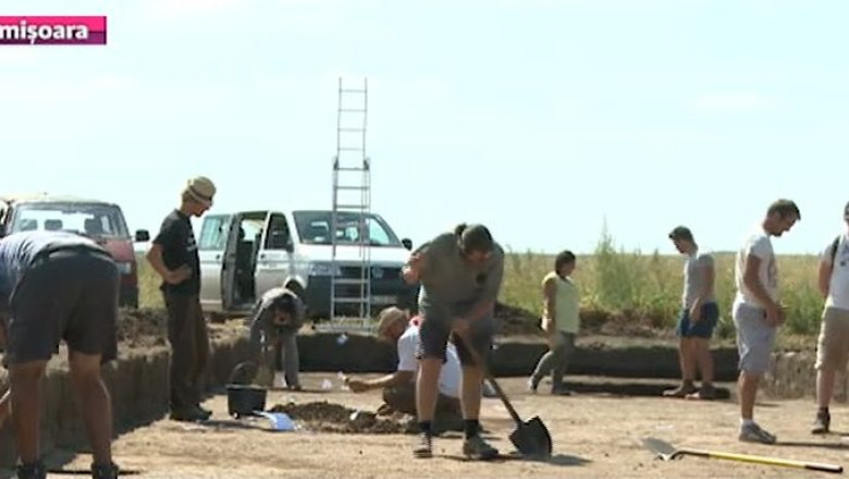 Vestigii de 6.000 de ani descoperite la Cornesti. Vasele din lut, scoase la lumina de arheologi, dateaza din perioada Eneoliticului Imagine