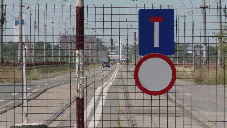 Viaductul ramane inchis traficului auto Imagine