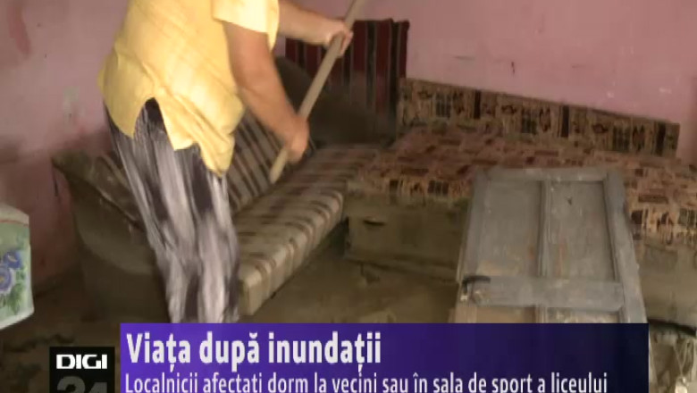 Viata dupa inundatii. Localnicii afectati dorm la vecini sau in sala de sport a liceului   Imagine
