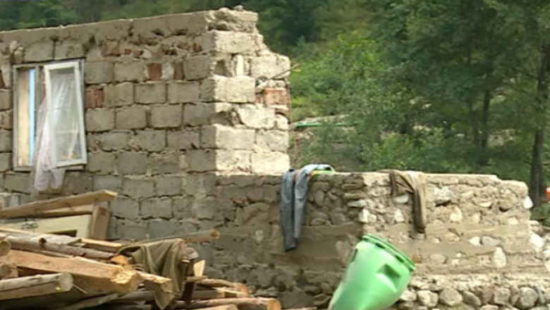 Viata dupa inundatii. Oamenii ramasi fara case locuiesc la vecini sau in sali de sport si camine culturale Imagine