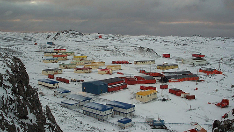 Viata la minus 40 de grade Celsius. 64 de oameni, printre care si sase copii, traiesc intr-un oras din Antarctica Imagine