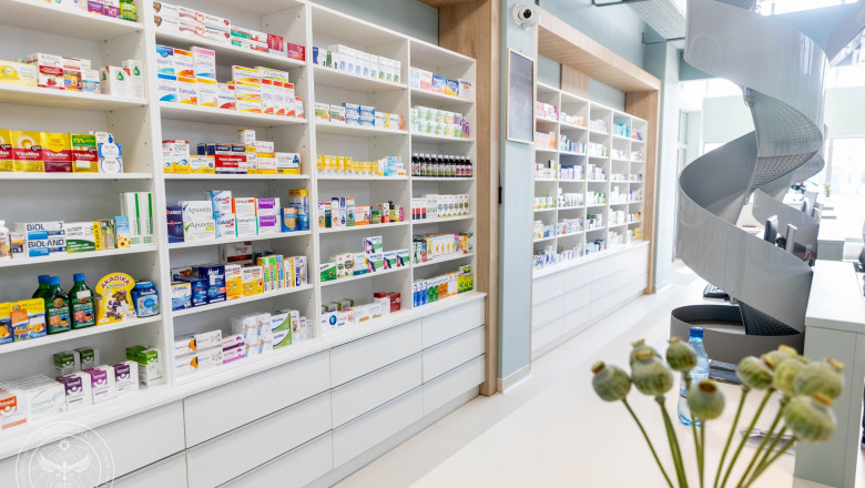 Viceprimarul din Targu Mures atentioneaza ca farmacia universitara Gaudeamus nu are limba maghiara in inscriptii, materiale informative Imagine