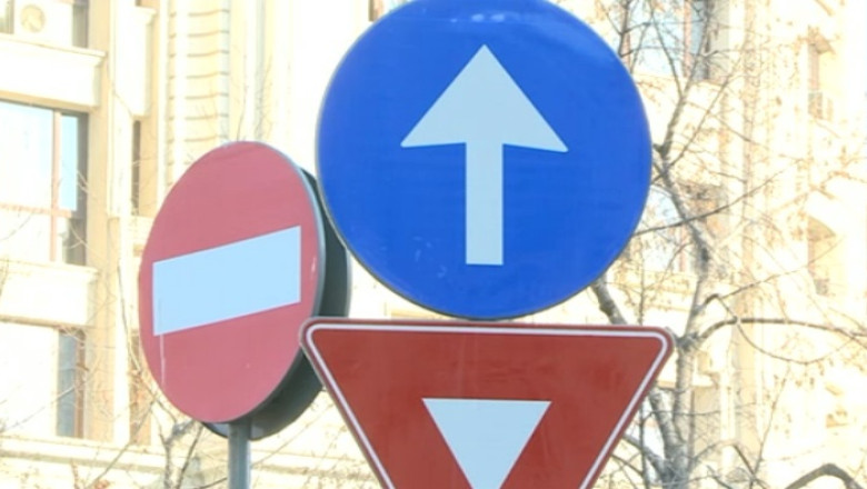 Victime ale hotilor si neglijentei. Zeci de accidente se produc din cauza indicatoarelor furate sau distruse Imagine