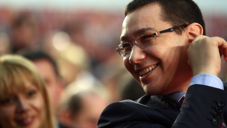 Victor Ponta, intre Mihai Eminescu si Daciana Sarbu Imagine