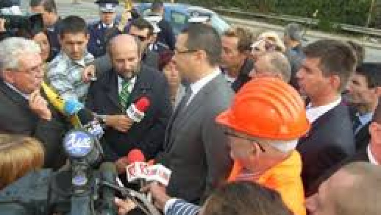 Victor Ponta la Constanta. Premierul a vizitat cartierul social alaturi de Radu Mazare si Podul Agigea Imagine
