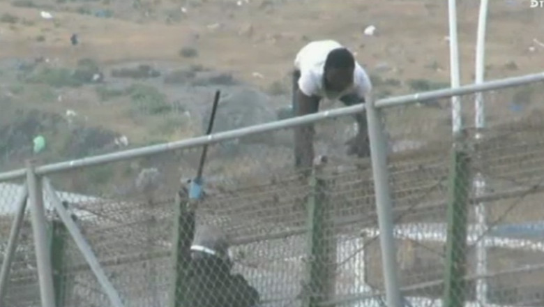 VIDEO. 12 politisti au fost raniti la Melilla. Cum incearca imigrantii africani sa intre in Spania Imagine