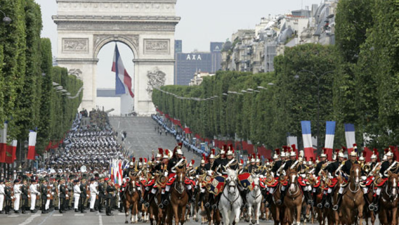 VIDEO 14 iulie, Ziua Nationala a Frantei. Festivitati, petreceri, focuri de artificii si consacrata parada militara de pe Champs-Elysees Imagine