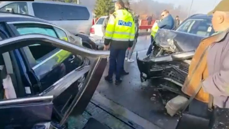 VIDEO 15 masini s-au ciocnit pe un pod, pe DN1. In accidentul in lant a fost implicata si o ambulanta Imagine