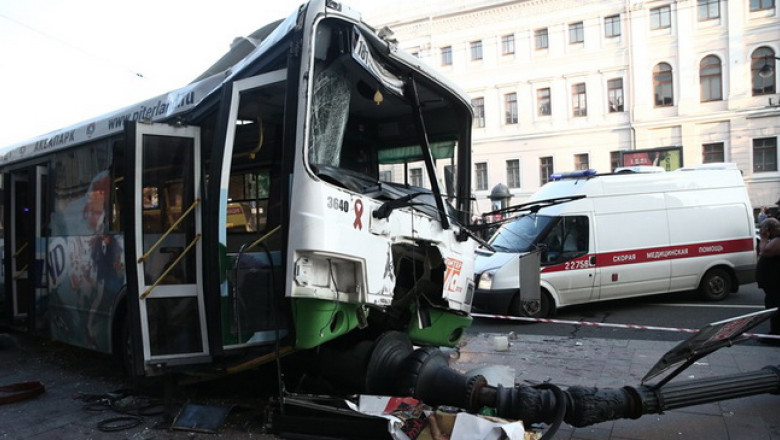 VIDEO 20 de raniti dupa ce un autobuz din Sankt Petersburg a intrat in pietonii de pe trotuar Imagine