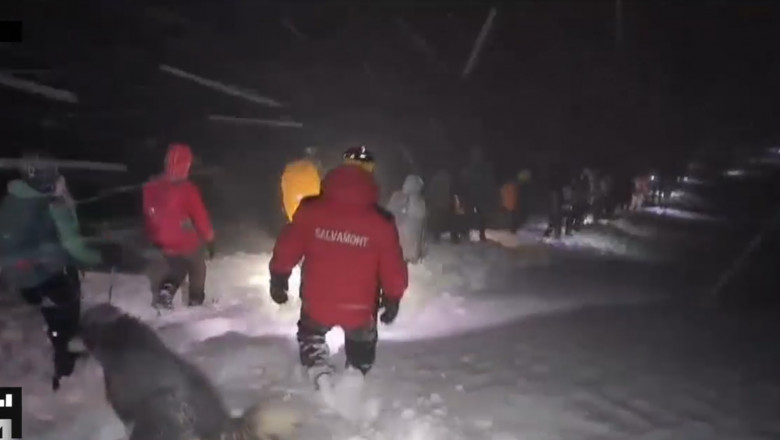 VIDEO. 50 de turisti surprinsi de viscol pe munte au avut nevoie de ajutorul salvamontistilor Imagine