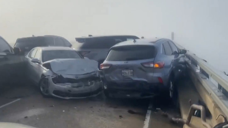 VIDEO 6 accidente s-au produs pe un pod din apropiere de New Orleans, din cauza cetii. 33 de oameni au fost raniti Imagine