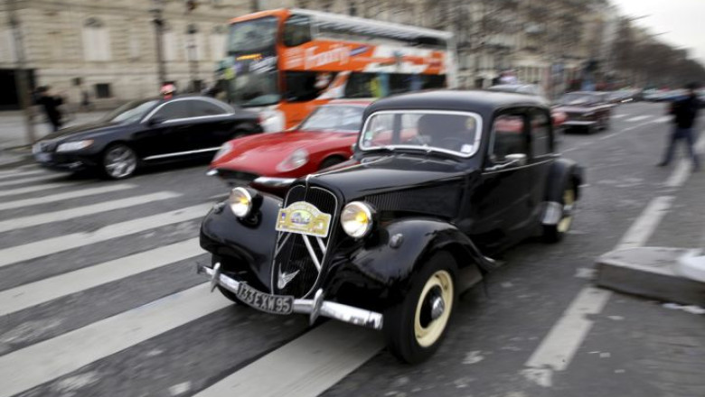 VIDEO 600 de masini de epoca au rulat prin centrul Parisului, intr-o parada impresionanta Imagine