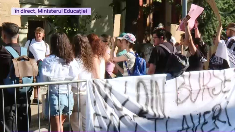 VIDEO A doua zi de proteste fata de taierile de burse: Elevii ies in strada alaturi de studenti, nemultumiti de noile masuri Imagine