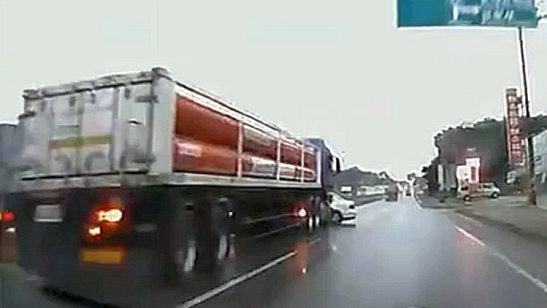 VIDEO Accident bizar pe o autostrada din Coreea de Sud: O masina este tarata de un tir zeci de metri Imagine