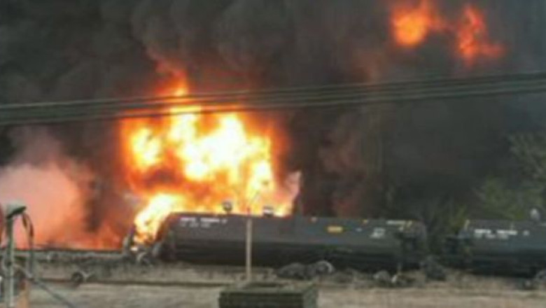 VIDEO. Accident feroviar in sudul Canadei. Doua vagoane cu titei au luat foc, dupa ce un marfar a deraiat Imagine