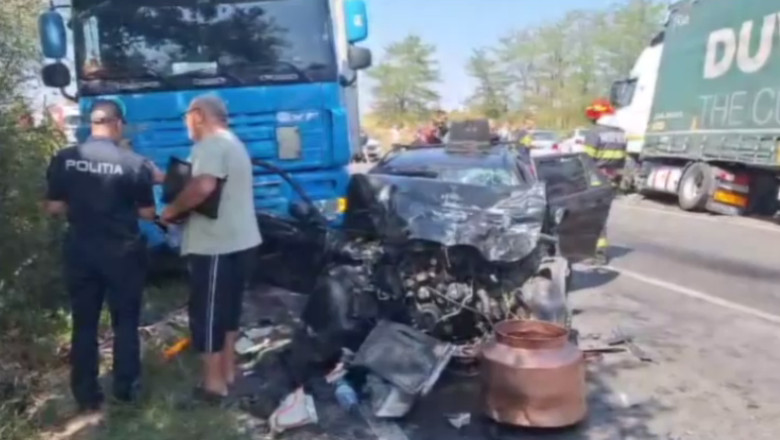 VIDEO. Accident grav in Mehedinti: O masina in care s-ar fi aflat trei hoti urmariti de Politie a intrat intr-un TIR Imagine