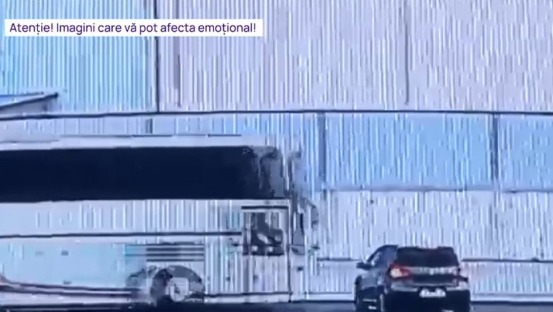 VIDEO Accident grav inregistrat de camere: Momentul in care o masina, care nu acorda prioritate, este lovita puternic de un autocar Imagine