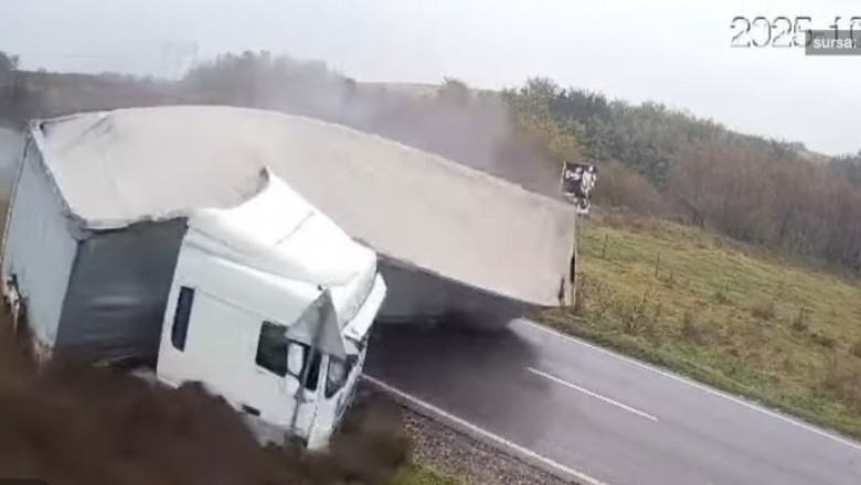 VIDEO Accident grav pe DN2: Doi oameni au murit dupa ce un TIR s-a rasturnat peste o masina. Momentul impactului Imagine