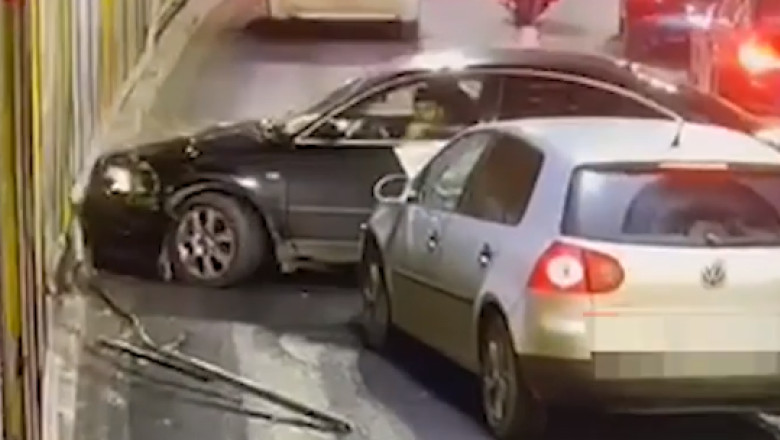 VIDEO. Accident in Pasajul Unirii: Primaria Sectorului 4 ii va face soferului plangere penala pentru distrugere Imagine