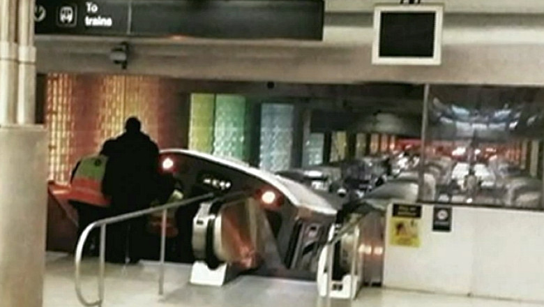VIDEO Accident la Chicago: Un metrou urca pe scarile rulante din statie Imagine
