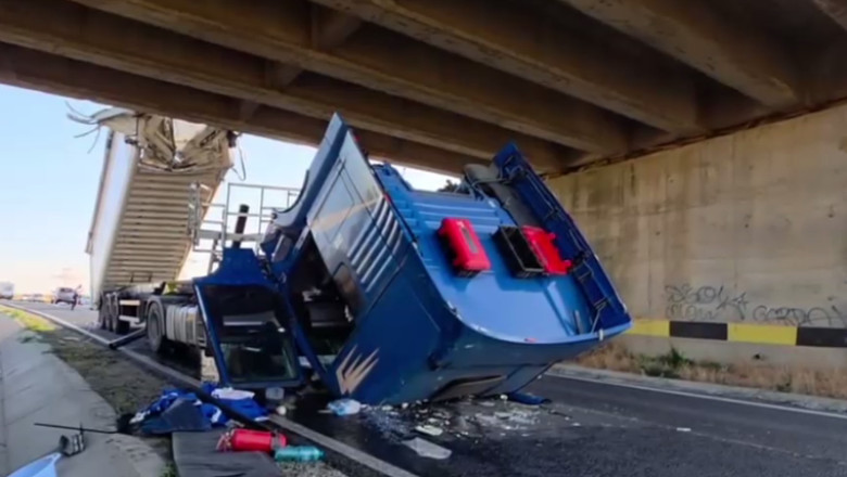 VIDEO. Accident pe DN22: Bena unui camion s-a ridicat in mers si a lovit un pod. Soferul a ramas incarcerat Imagine