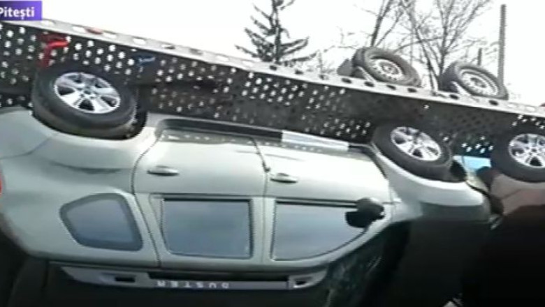 VIDEO. Accident spectaculos. Doua masini de teren s-au rasturnat Imagine