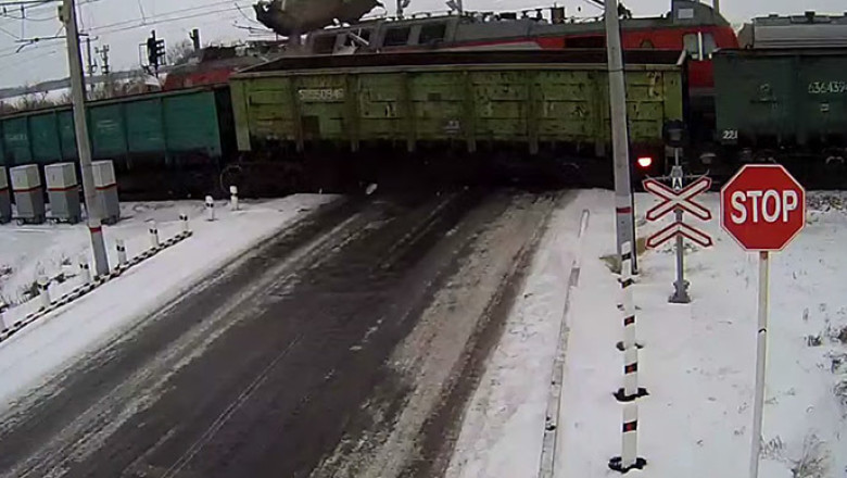 VIDEO. Accident spectaculos in Kazahstan: un camion a fost lovit de doua trenuri Imagine