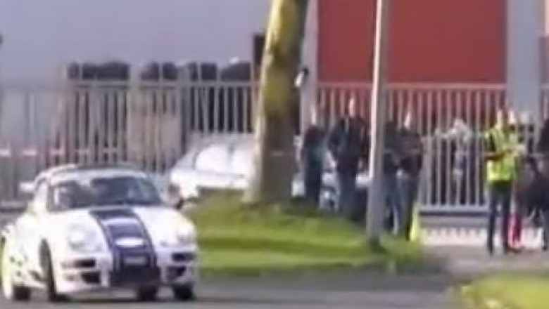 VIDEO. Accident spectaculos in Olanda. O masina a lovit un parapet si a fost aruncata intr-un rau Imagine