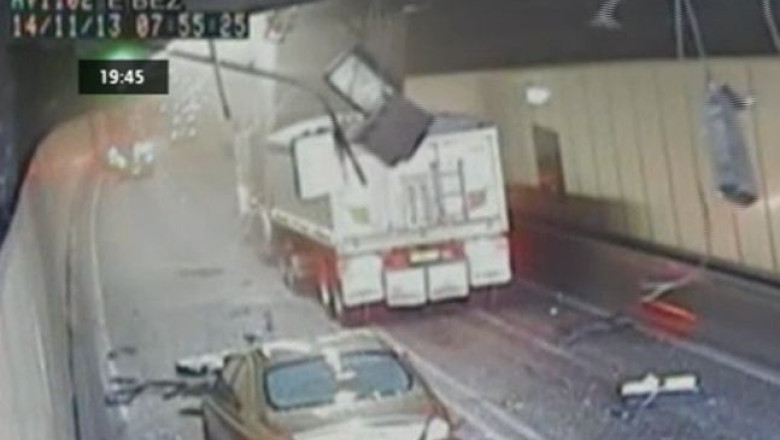 VIDEO. Accident spectaculos la Sydney. Soferul unui camion a lovit cu remorca plafonul unui tunel Imagine