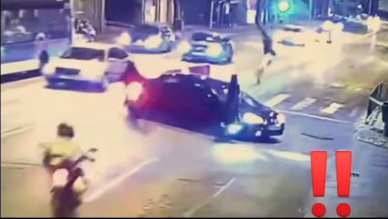 VIDEO Accident surprins de camere de supraveghere: Doi motociclisti, de 17 si 18 ani, au fost raniti dupa ce o masina le-a taiat calea Imagine