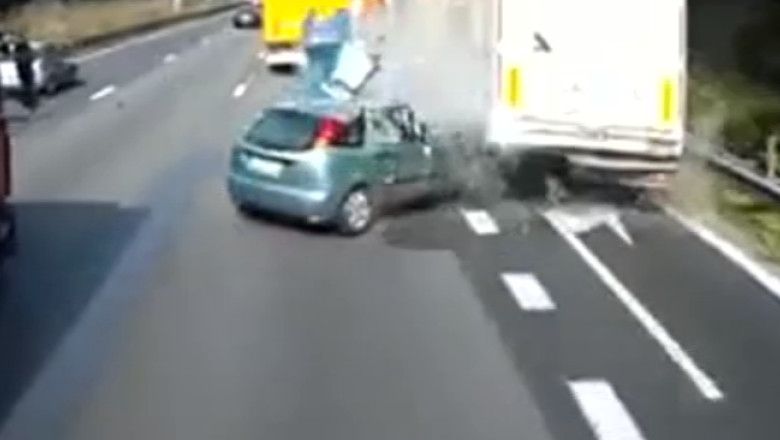VIDEO. Accident teribil pe o autostrada din Belgia. O soferita a supravietuit dupa ce a lovit doua camioane Imagine