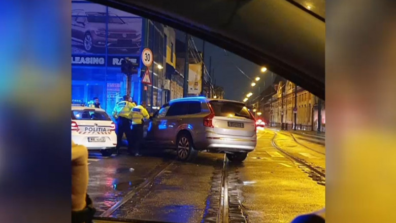 VIDEO Accident violent: Un sofer a pierdut controlul volanului si a lovit doua masini parcate, apoi a ricosat intr-un semafor Imagine
