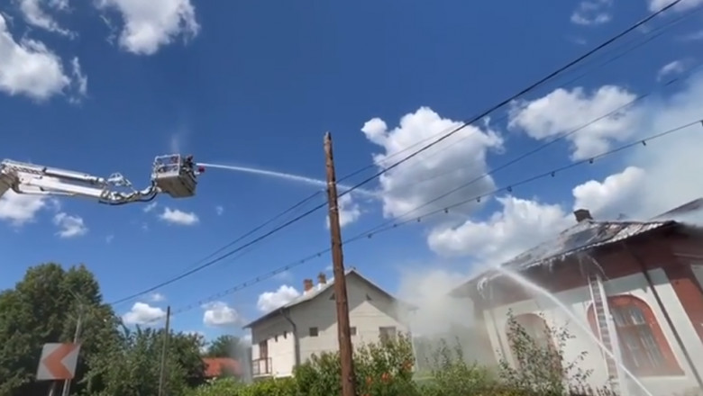 VIDEO. Acoperisul unei case din Arges a luat foc de la generatorul panourilor fotovoltaice. Au intervenit 4 autospeciale de pompieri Imagine