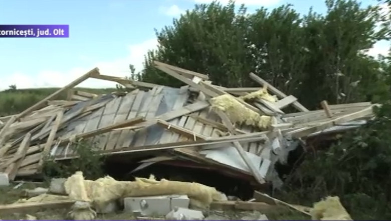 VIDEO. Acoperisul unui bloc nou din Scornicesti a fost luat de furtuna ca un fulg. Sapte masini au fost avariate Imagine