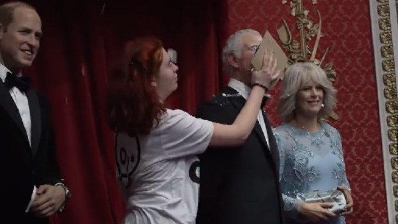 VIDEO Activisti ecologisti au aruncat cu tort in statuia regelui Charles al III-lea de la Madame Tussauds Imagine
