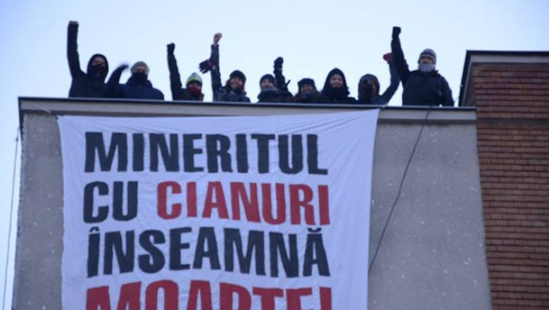 VIDEO. Activistii de mediu protesteaza pe acoperisul cladirii Minvest Deva Imagine