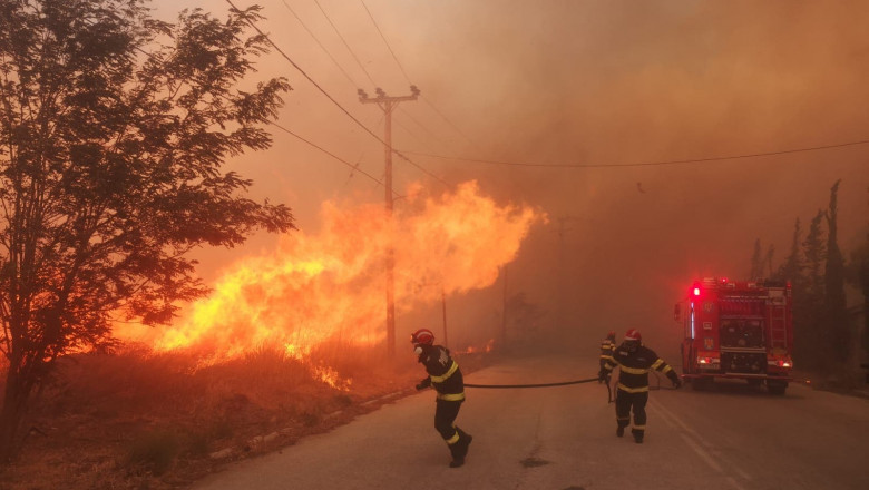 VIDEO & FOTO Incendiu urias in apropiere de Atena. Pompierii romani lupta cu flacarile alaturi de cei din Grecia Imagine