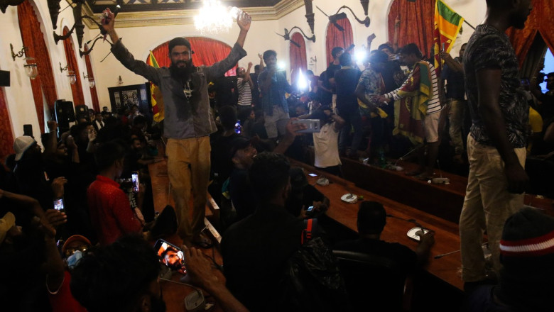 VIDEO & FOTO Protestatarii din Sri Lanka spun ca au gasit milioane de rupii in casa presedintelui fugar si s-au filmat numarand banii Imagine