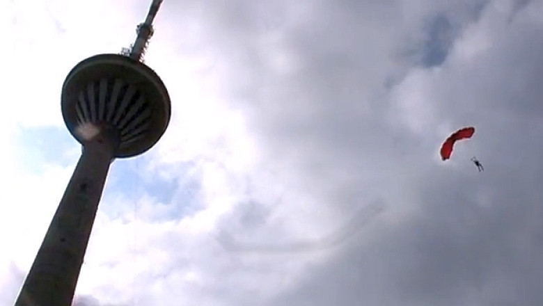 VIDEO Aniversare spectaculoasa in Estonia: 60 de oameni au sarit cu parasuta de pe Turnul Televiziunii din Tallinn Imagine