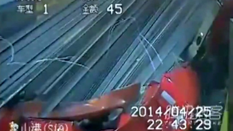 VIDEO Aproape strivit de remorca propriului camion. Cu o frana brusca, un sofer isi impinge toata incarcatura spre cabina Imagine