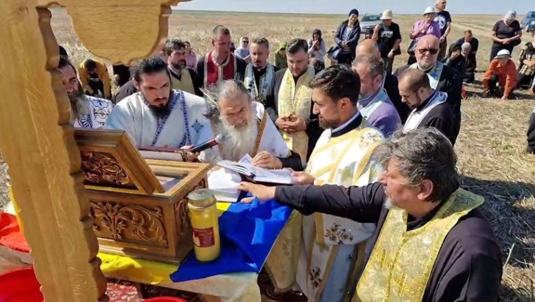 VIDEO. Arhiepiscopul Tomisului s-a rugat pentru ploaie pe un camp de langa Navodari: „Trimite peste noi ploi ca sa ne saturam de apa” Imagine