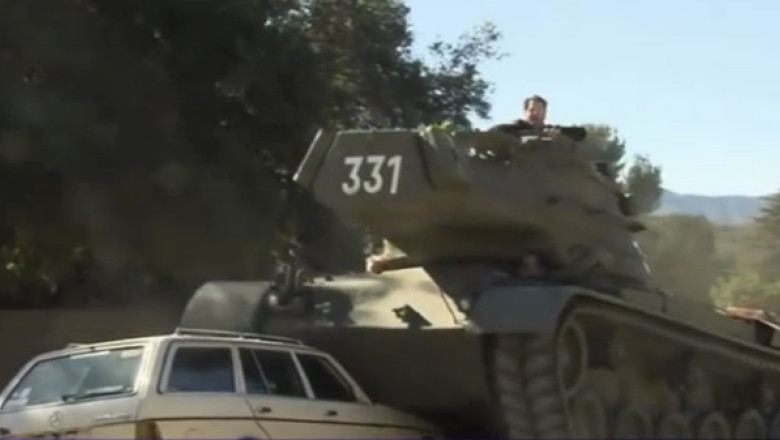 VIDEO. Arnold Schwarzenegger ofera o plimbare cu tancul, in scopuri caritabile Imagine