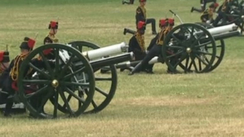 VIDEO. Artileria regala a salutat nasterea noului print Imagine