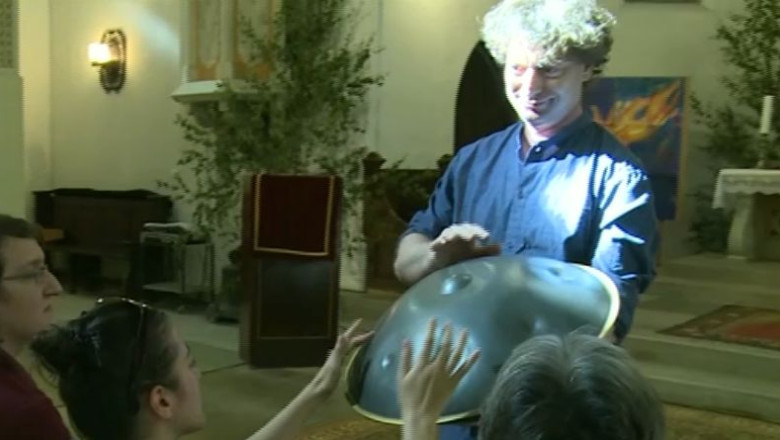 VIDEO. Artistul care canta la hang, atractia zilei in Sibiu Imagine