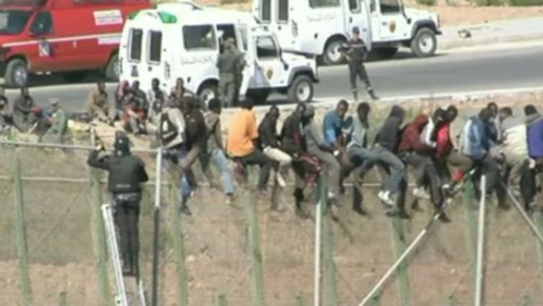 VIDEO. Asalt la portile Europei. Zeci de imigranti africani au fortat granita dintre Maroc si Spania Imagine